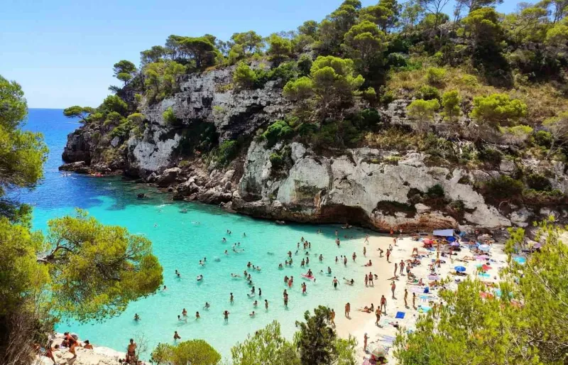 Plage de Cala Macarelleta à Minorque dans les Baléares avec eau turquoise et pinède