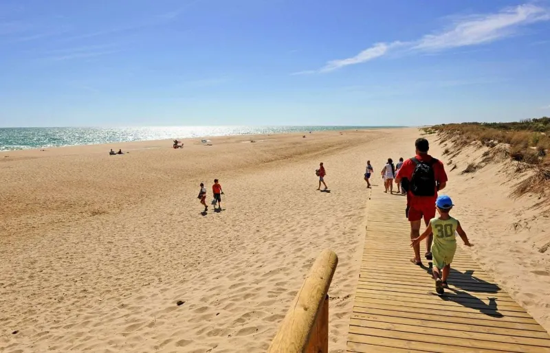 Plage de la Flecha del Rompido sur la Costa de la Luz en Andalousie avec passerelle en bois et dunes