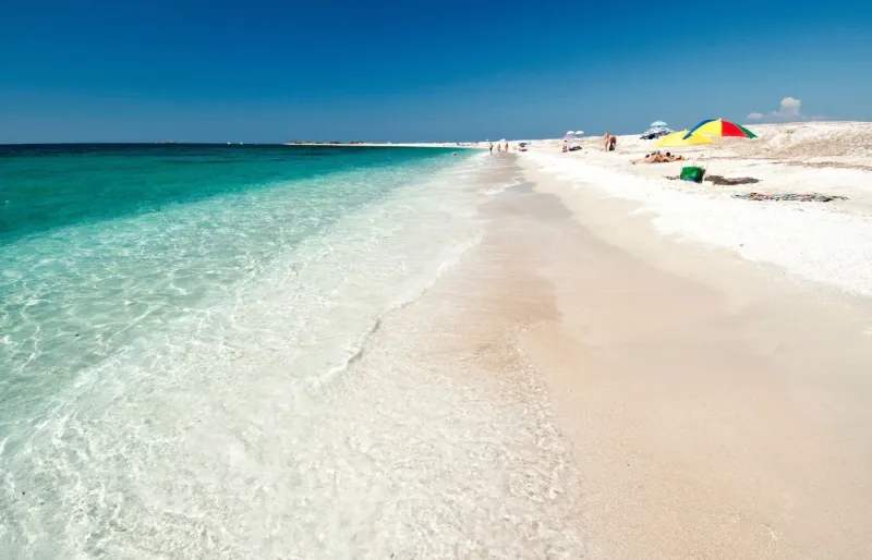 Plage de Mari Ermi dans la péninsule du Sinis en Sardaigne avec sable de quartz blanc et rosé