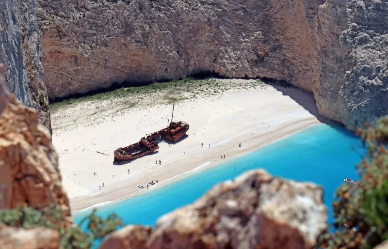 Vue de la plage de Navagio à Zakynthos avec l’épave sur le sable
