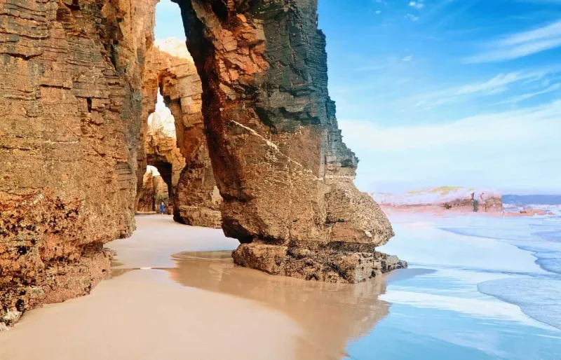 Praia das Catedrais en Galice avec ses arches rocheuses spectaculaires sur la côte nord de l’Espagne