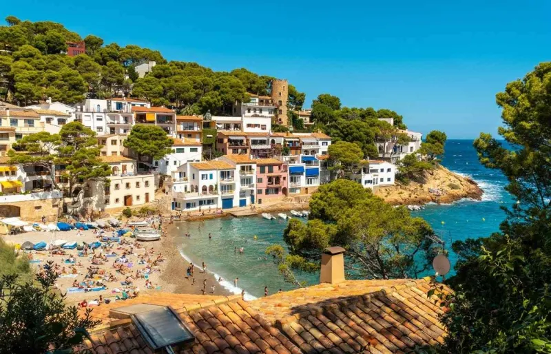 Crique et plage de Sa Tuna à Begur sur la Costa Brava en Catalogne, Espagne