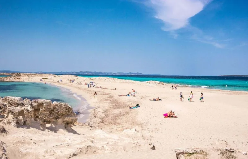 Plage de Ses Illetes à Formentera en Espagne avec sable blanc et eau turquoise