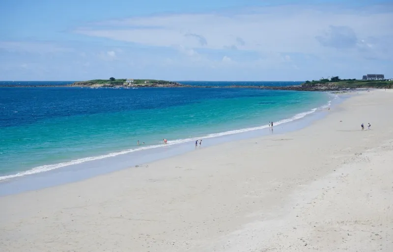 Plage de Tahiti à Névez avec eau turquoise et vue sur la baie de Morlaix