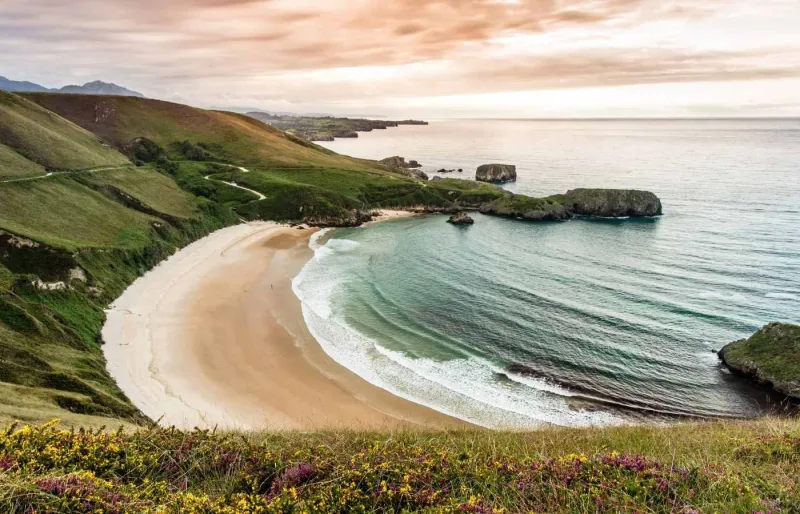 Plage de Torimbia dans les Asturies en Espagne avec baie sauvage en arc de cercle