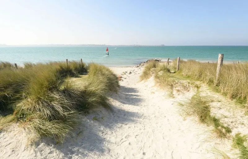 Accès aux plages de Keremma entre les dunes sur le littoral de Tréflez