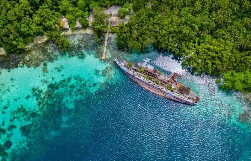 Plongée sur une épave de la Seconde Guerre mondiale dans les eaux turquoise des îles Salomon