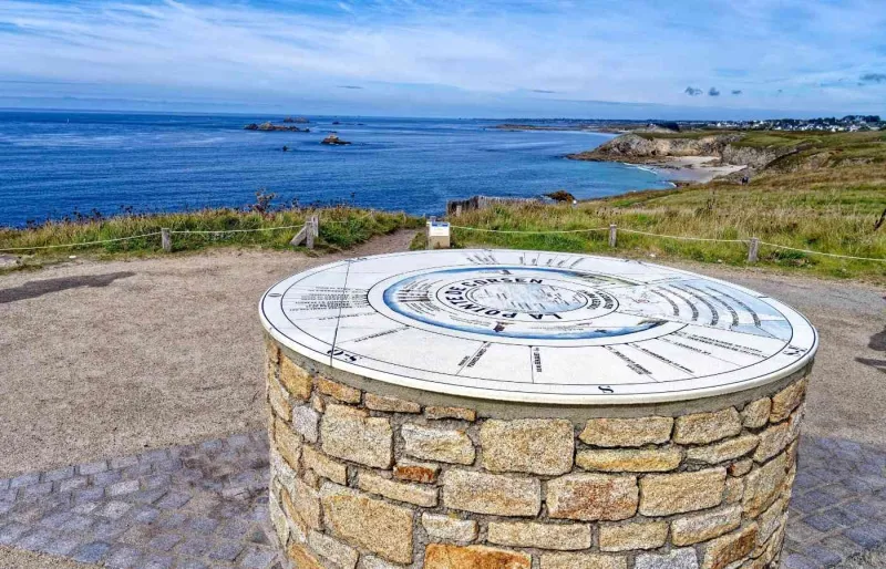 Table d’orientation à la pointe de Corsen à Plouarzel, point le plus à l’ouest de la France en Bretagne