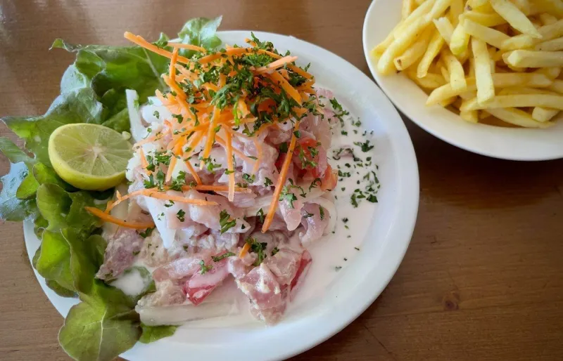 Poisson cru au lait de coco, plat traditionnel de la cuisine tahitienne servi en Polynésie française