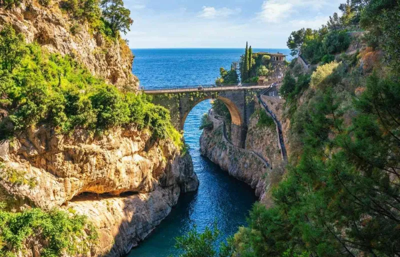 Pont du Fiordo di Furore sur la côte amalfitaine, une route panoramique spectaculaire lors d’un road trip en Italie.