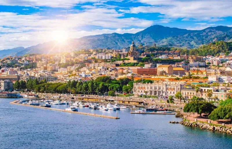 Vue du port de Messine en Sicile, ville associée à une théorie sur l’origine de Shakespeare
