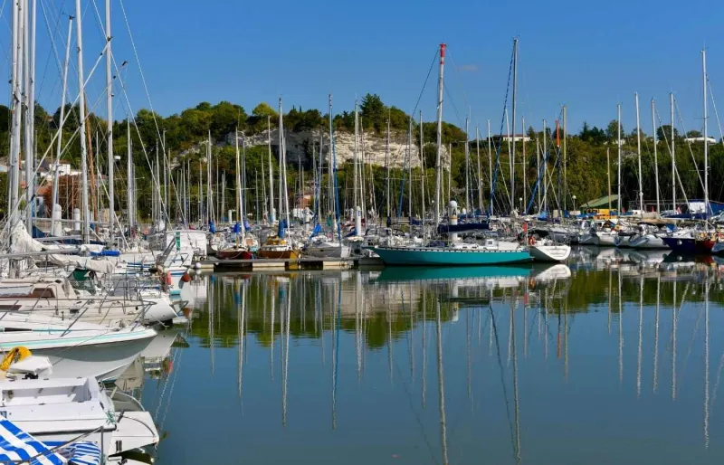 Port de Mortagne-sur-Gironde sur l’estuaire de la Gironde en Charente-Maritime