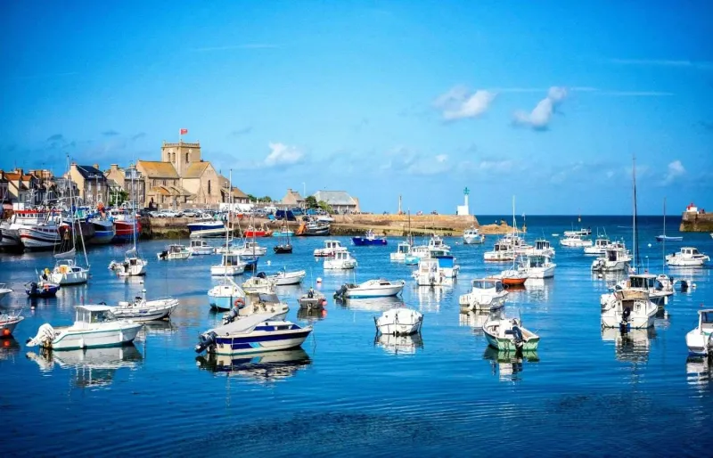 Bateaux de pêche dans le port de Barfleur dans la Manche en Normandie