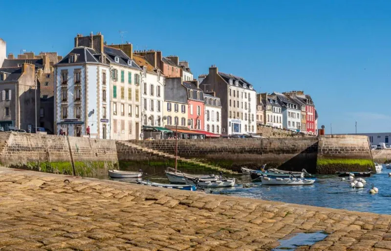 Port de pêche du Rosmeur à Douarnenez dans le Finistère avec bateaux colorés au quai