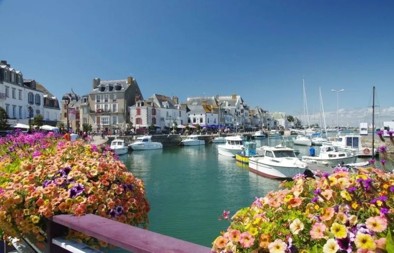 Port du Croisic en Loire-Atlantique avec bateaux de pêche et quais historiques