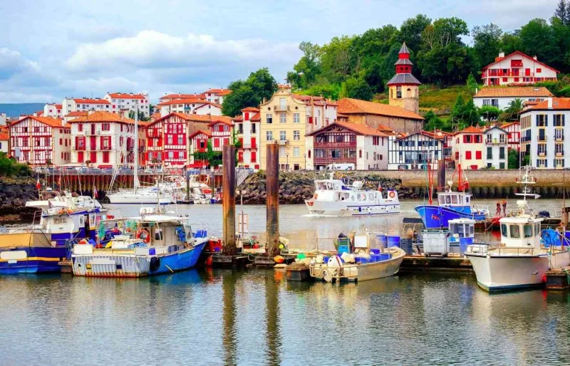 Maisons basques colorées autour du port de Saint-Jean-de-Luz au Pays basque