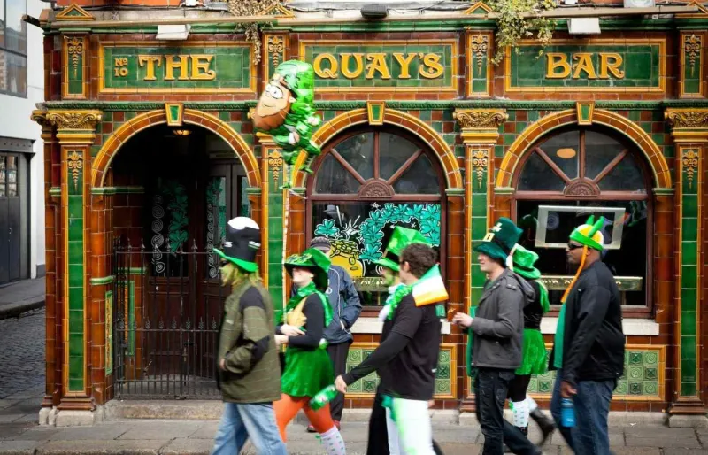 Des personnes déguisées pour la Saint-Patrick marchent dans le quartier Temple Bar à Dublin