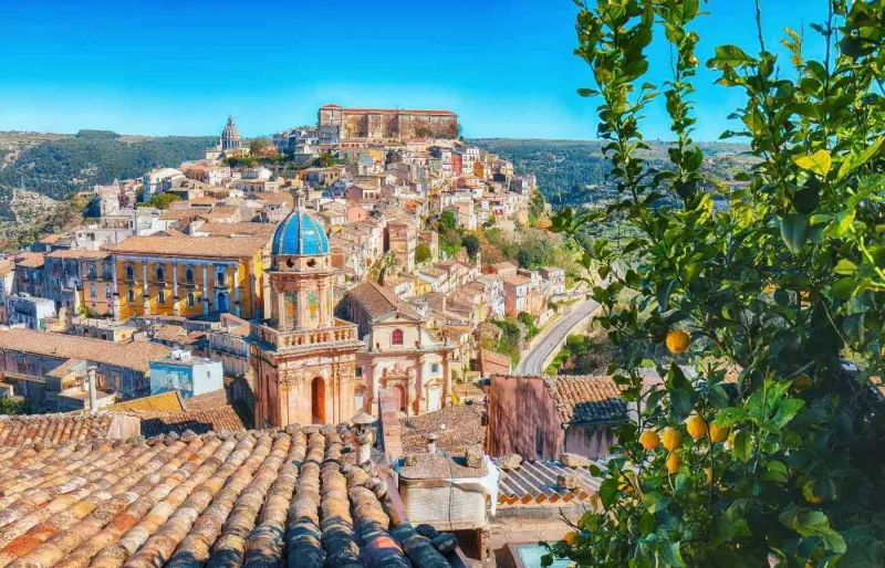 Lever de soleil sur Ragusa Ibla, ville baroque historique en Sicile, une étape incontournable lors d’un road trip en Sicile.