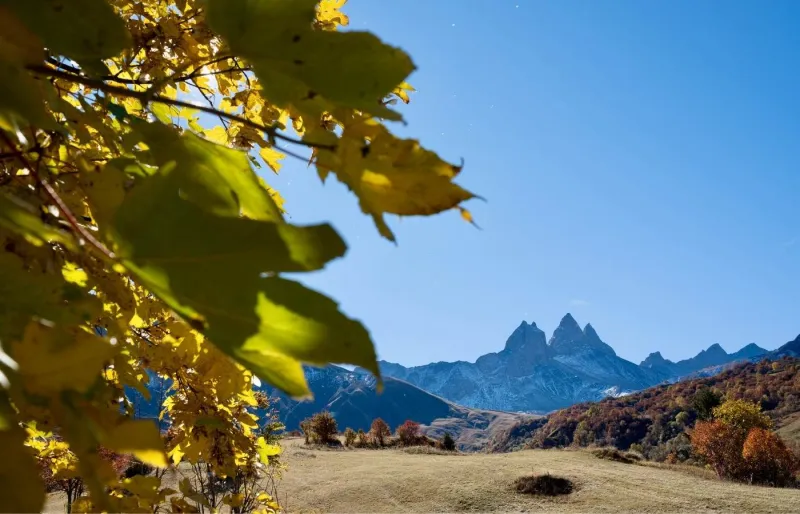Paysage d’automne lors d’une randonnée à la Basse du Gerbier, face aux Aiguilles d’Arves en Savoie