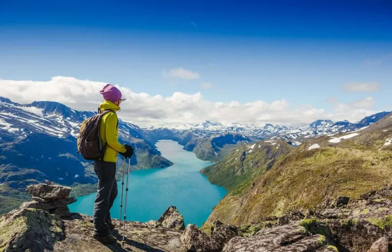 Randonnée sur la crête de Besseggen dans le parc national de Jotunheimen en Norvège