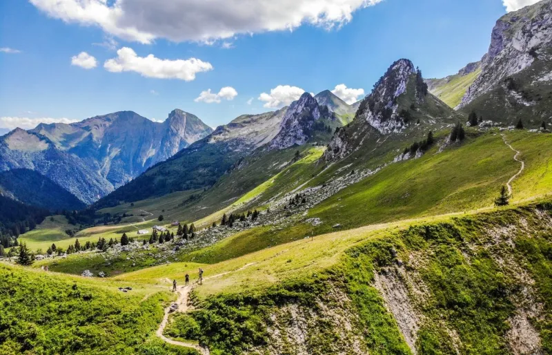 Paysage de crêtes et d’alpages dans le massif des Bauges, lors d’une randonnée sauvage en Savoie