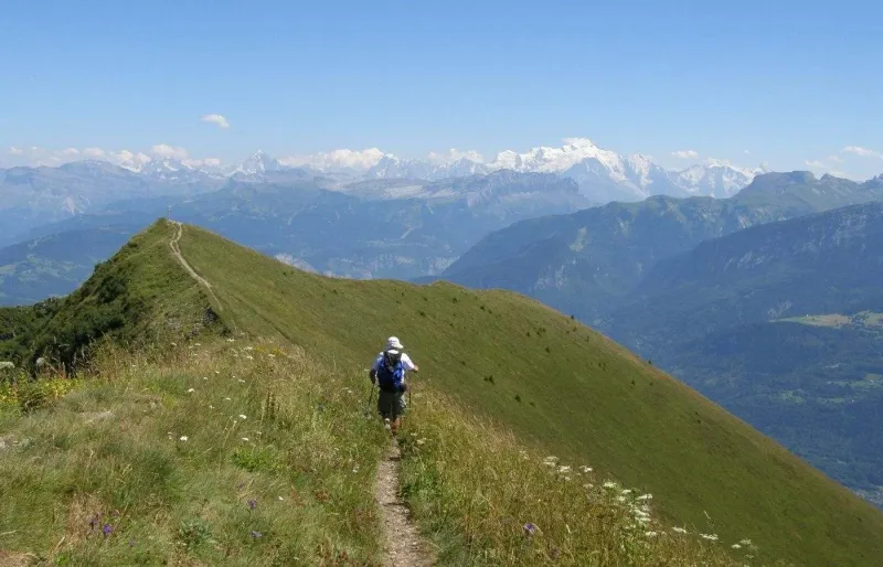 Randonneur en montée vers le sommet du Môle, une des randonnées les plus réputées de Haute-Savoie