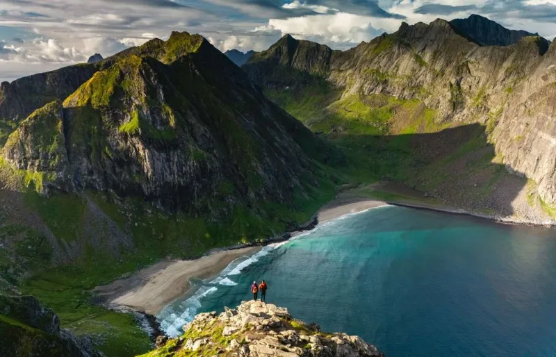 Vue sur la plage de Kvalvika depuis le sommet de Ryten aux îles Lofoten en Norvège
