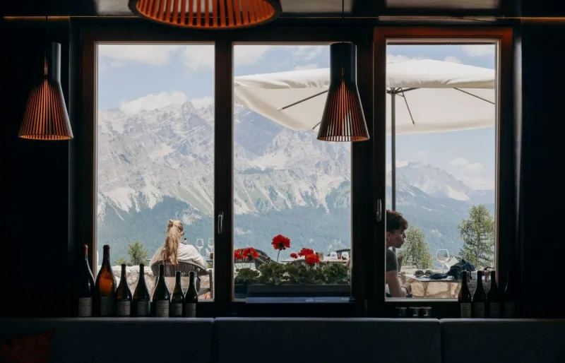 Restaurant avec vue sur les montagnes des Dolomites depuis une terrasse panoramique dans le nord de l’Italie