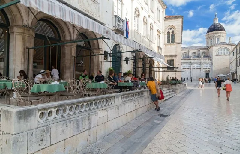 errasse de café dans la vieille ville de Dubrovnik où les habitants se retrouvent pour boire un café