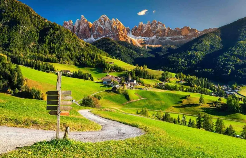 Route du Val di Funes avec les montagnes Odle dans les Dolomites, un itinéraire spectaculaire pour un road trip dans le nord de l’Italie.