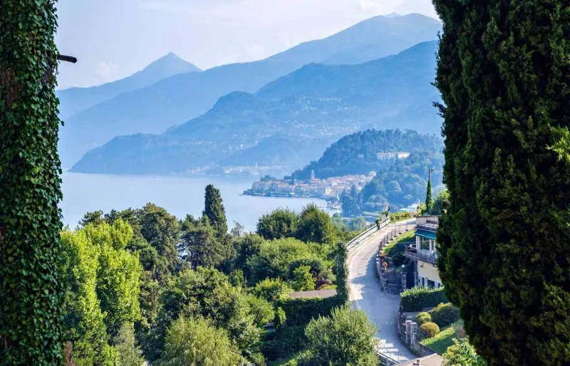 Route panoramique au-dessus du lac de Côme en Lombardie, un itinéraire spectaculaire pour un road trip dans le nord de l’Italie.