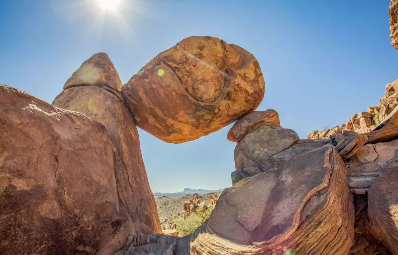 Rocher en équilibre naturel dans le désert du parc national de Big Bend au Texas sous un ciel bleu