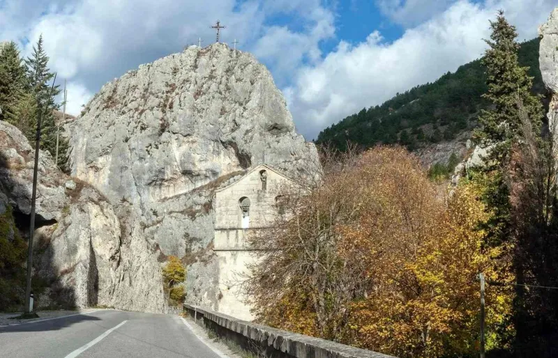 Route panoramique entre Fonte Cerreto et Campo Imperatore, un itinéraire spectaculaire pour un road trip dans les Abruzzes en Italie.