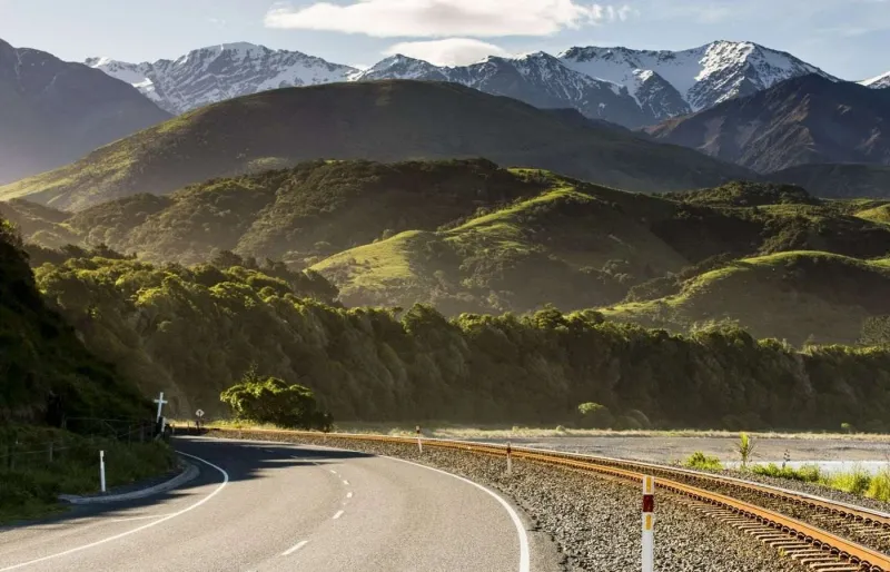 State Highway 1 à Kaikōura en Nouvelle-Zélande, route côtière panoramique entre océan et montagnes