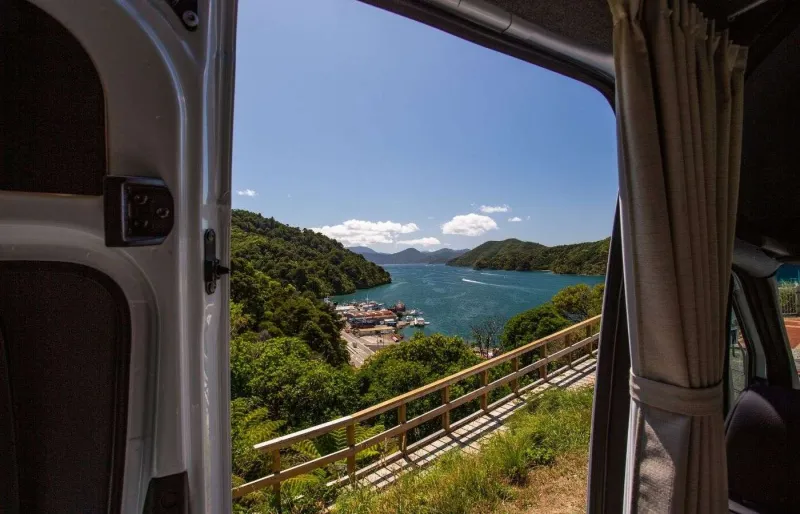 Queen Charlotte Drive dans la région de Marlborough en Nouvelle-Zélande, route panoramique entre mer et montagnes