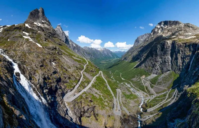 Route panoramique Trollstigen serpentant dans les montagnes de Romsdal en Norvège