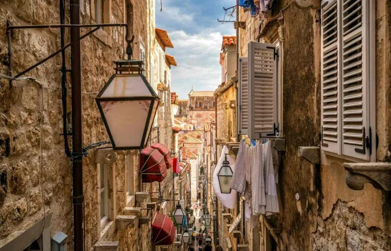 Ruelle étroite dans la vieille ville piétonne de Dubrovnik