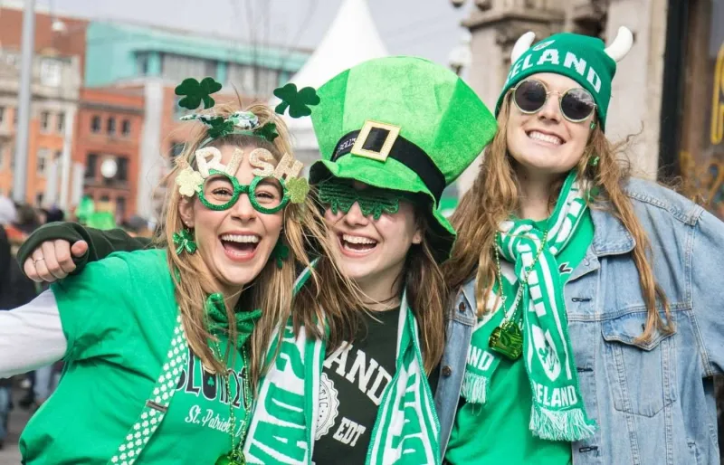 Personnes portant des chapeaux verts pendant la fête de la Saint-Patrick à Dublin