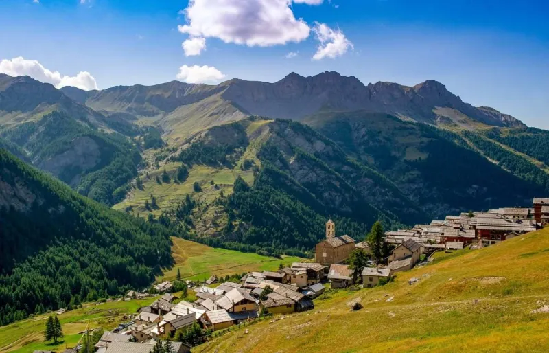 Vue du village de Saint-Véran dans le Queyras, plus haut village d’Europe situé dans les Hautes-Alpes