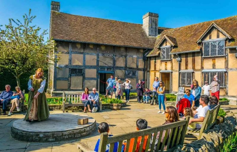 Acteurs jouant des scènes de Shakespeare dans sa maison natale à Stratford-upon-Avon en Angleterre