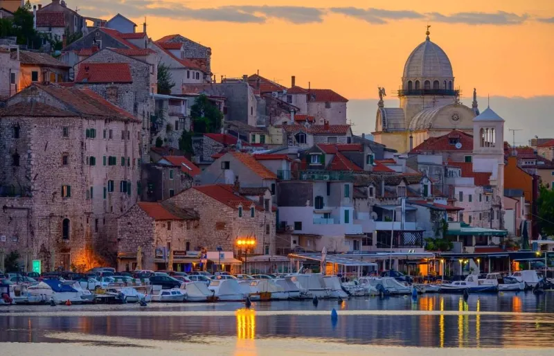 Vieille ville de Šibenik au coucher du soleil avec son port et ses maisons en pierre sur la côte adriatique en Croatie