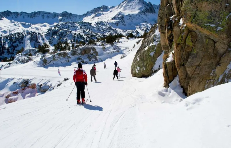 Skieurs sur les pistes de ski en Andorre dans les Pyrénées