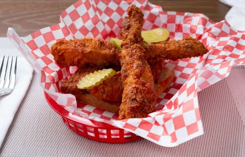 Poulet frit épicé typique de la Soul Food, spécialité afro-américaine populaire à Harlem à New York