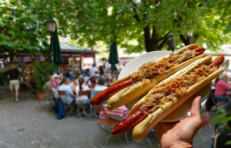 Saucisse bavaroise avec choucroute servie à Munich, spécialité typique que l’on mange à l’Oktoberfest