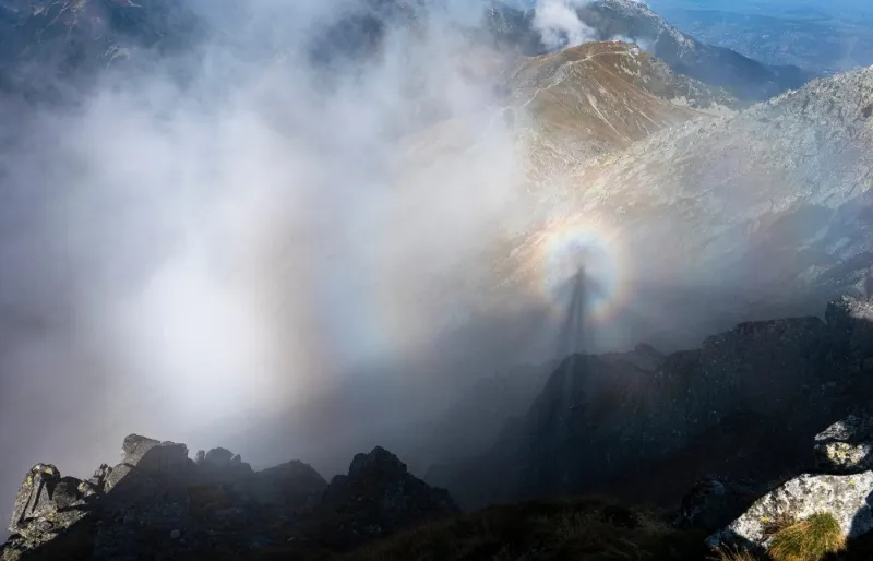 Spectre de Brocken en montagne, illusion d’optique avec ombre entourée d’un halo lumineux