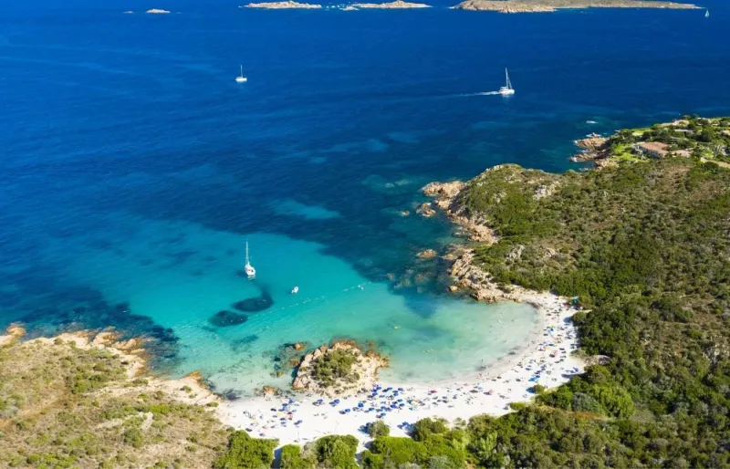 Photo aérienne de la Spiaggia del Principe sur la Costa Smeralda en Sardaigne