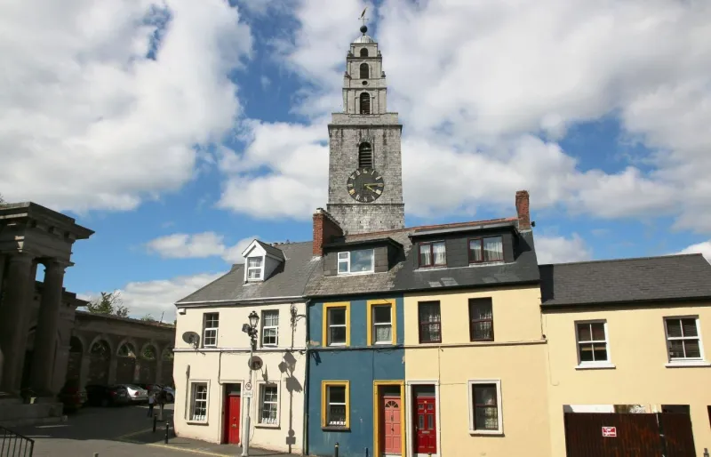 Tour de St Anne’s Church dominant les maisons du quartier Shandon à Cork en Irlande