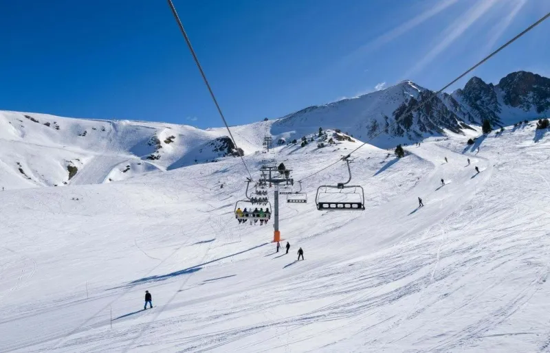 Station de ski en Andorre avec remontées mécaniques et skieurs sur les pistes enneigées de Grandvalira