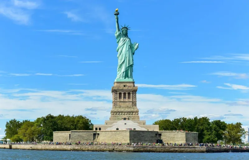 Statue de la Liberté à New York vue depuis Liberty Harbor
