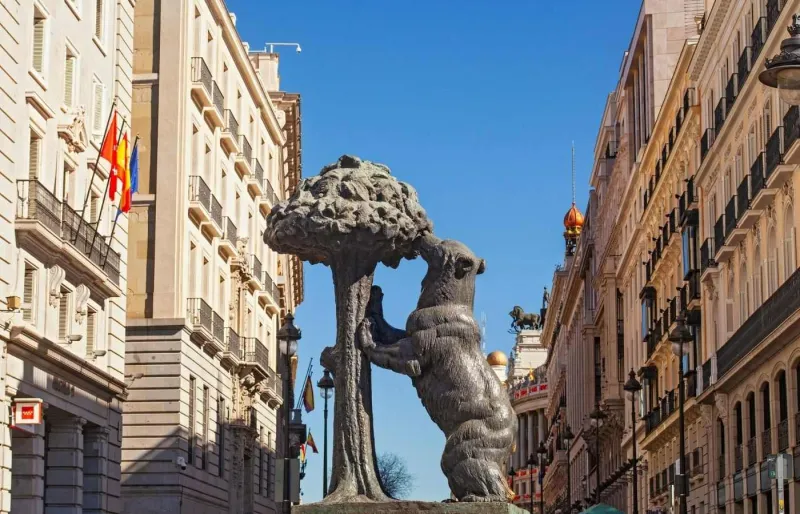 Statue de l’ours et de l’arbousier sur la Puerta del Sol à Madrid